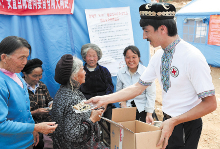 新疆小伙阿迪力将5吨切糕送到鲁甸地震灾民手中