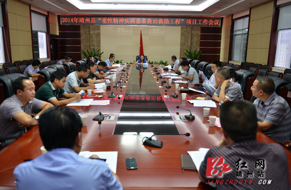 龙本亮 摄靖州县卫生局局长侯平拥宣读救助标准及要求 龙本亮 摄市,县