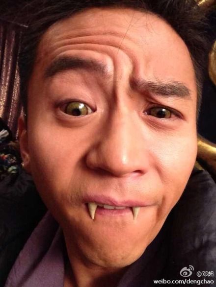 邓超晒獠牙惊悚搞怪自拍