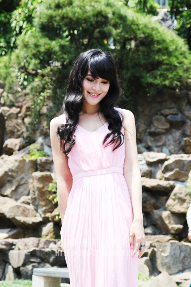 张敏倩时尚街拍曝光 被赞"九头身女神"