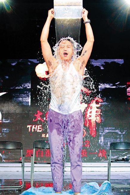 邓超此前,邓超与导演陈嘉上在《四大名捕大结局》一同接受"冰桶"挑战