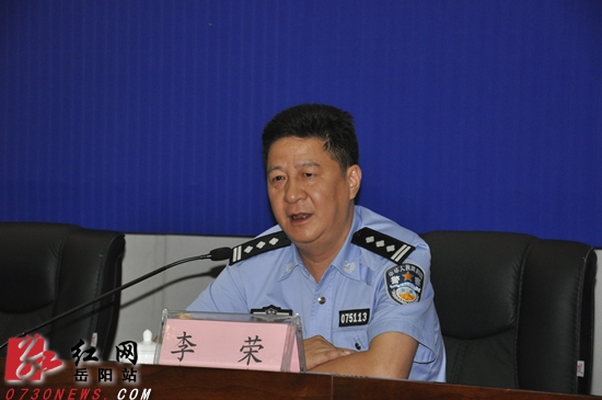 岳阳市公安局交警支队政委杨建波就市中心城区交通管理发布新闻.