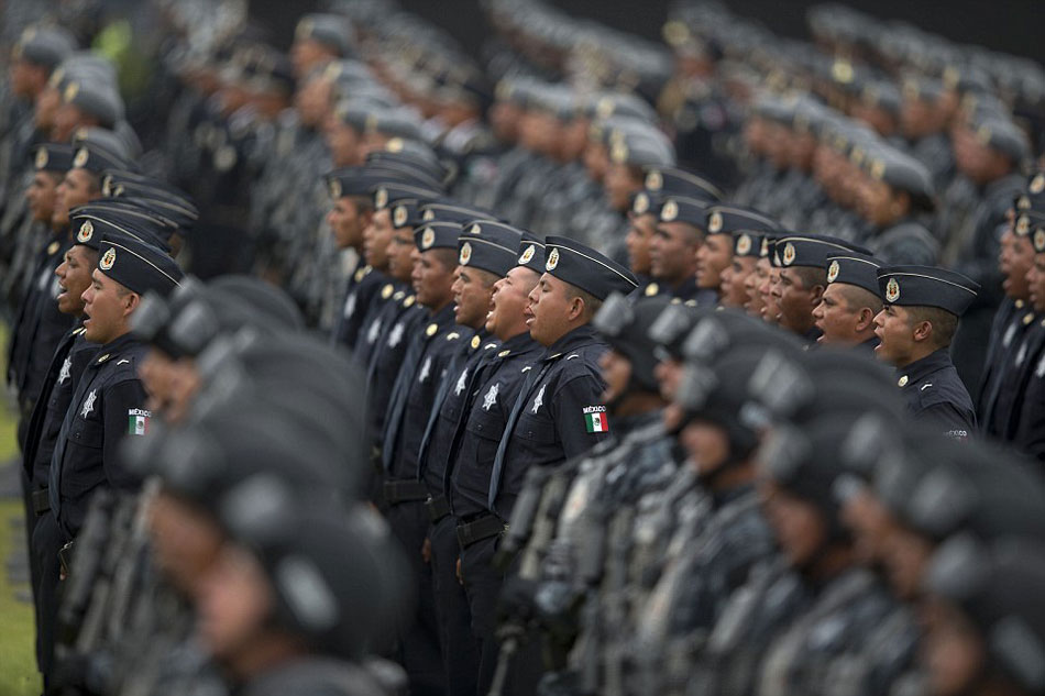 墨西哥招募配鹰警察维护公共安全(组图)