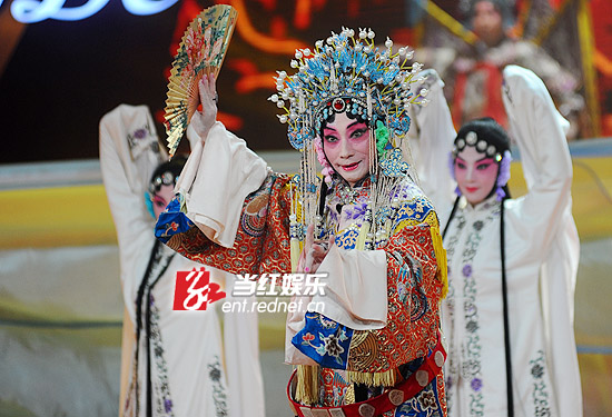 年近90高龄的梅葆玖唱响父亲的经典唱段《贵妃醉酒》.