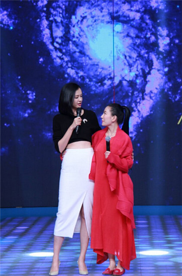 李艾风趣主持《我爱我的祖国》 演绎最萌身高差