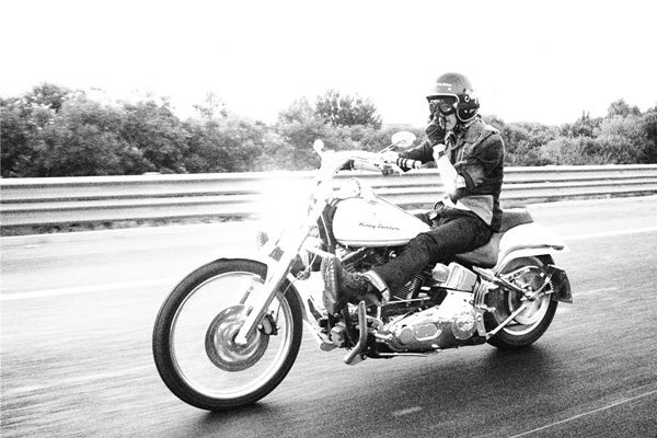 苗韵桐黑白影像另类写真 黑超哈雷变身狂野硬汉