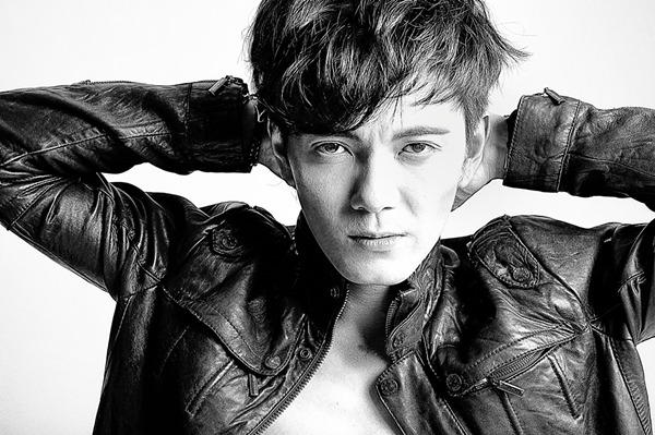 苗韵桐黑白影像另类写真黑超哈雷变身狂野硬汉