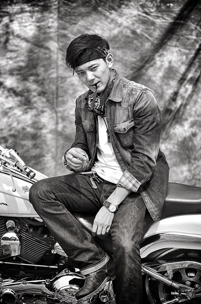 苗韵桐黑白影像另类写真 黑超哈雷变身狂野硬汉