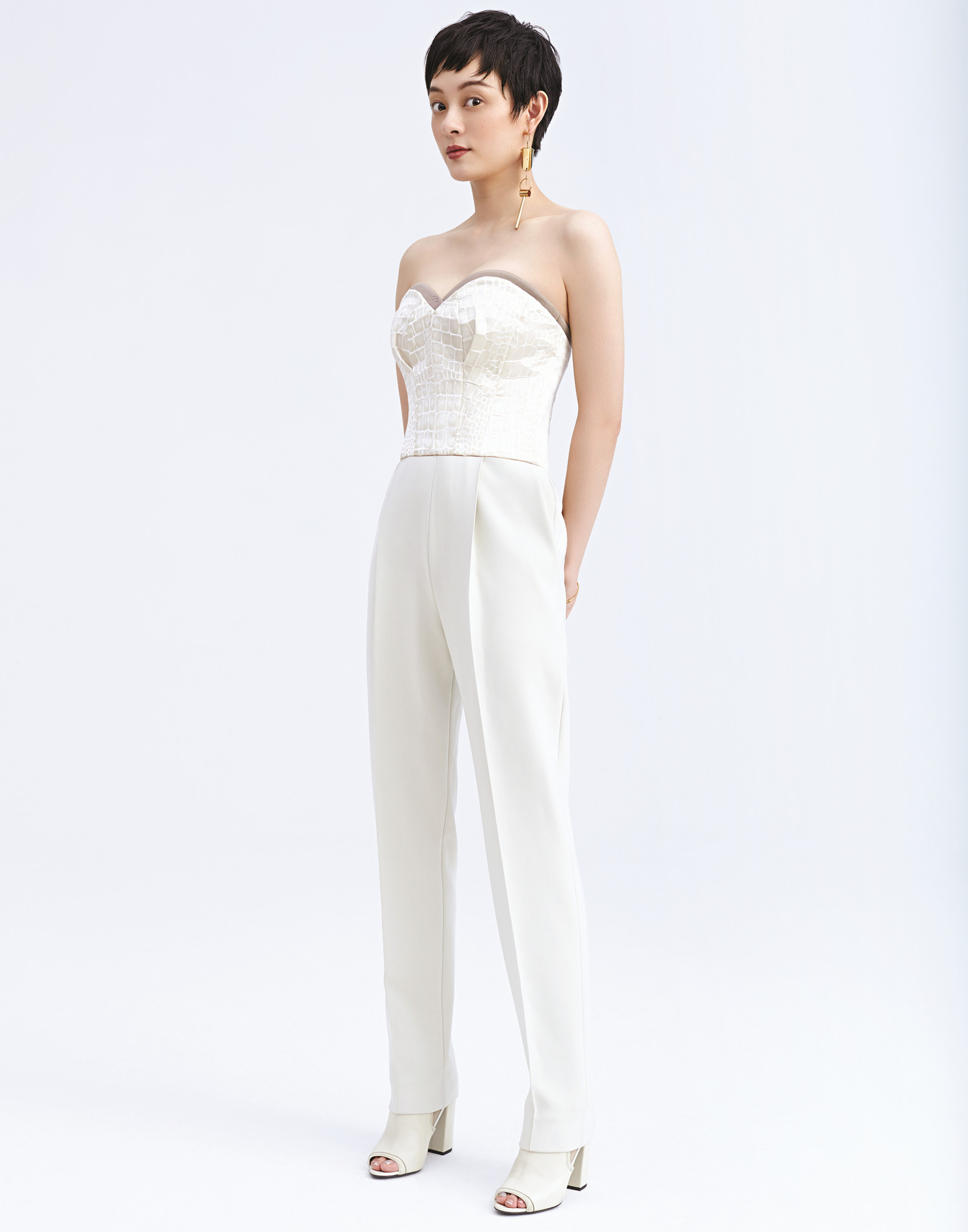 孙俪时尚大片表情灵动俏皮尽显猫样儿性感