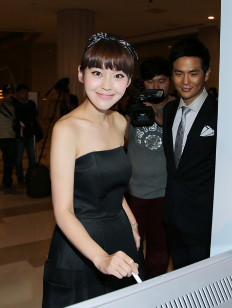 张佳宁浅尝复古魅惑妆 与张晓龙牵手亮相活动