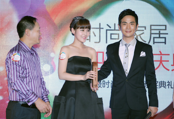 张佳宁浅尝复古魅惑妆 与张晓龙牵手亮相活动