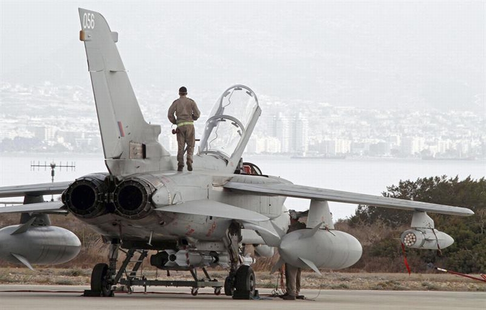 宝石路iv激光制导炸弹及副油箱,从位于塞浦路斯的阿克罗蒂里基地起飞