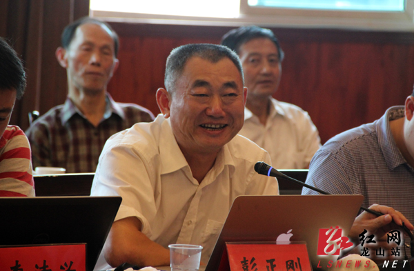 龙山县委书记彭正刚讲话一批离退休干部先进党支部,先进个人受到表彰