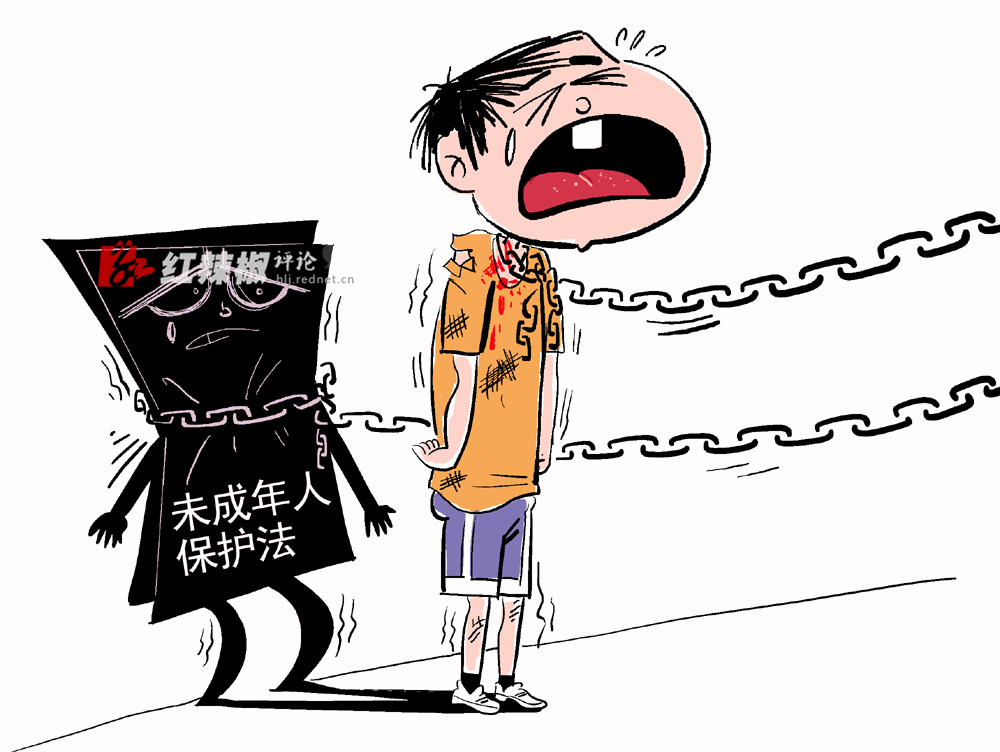 个女人骑着自行车,手里拴着链子,拖着男孩一直走……""男孩脖子出血"
