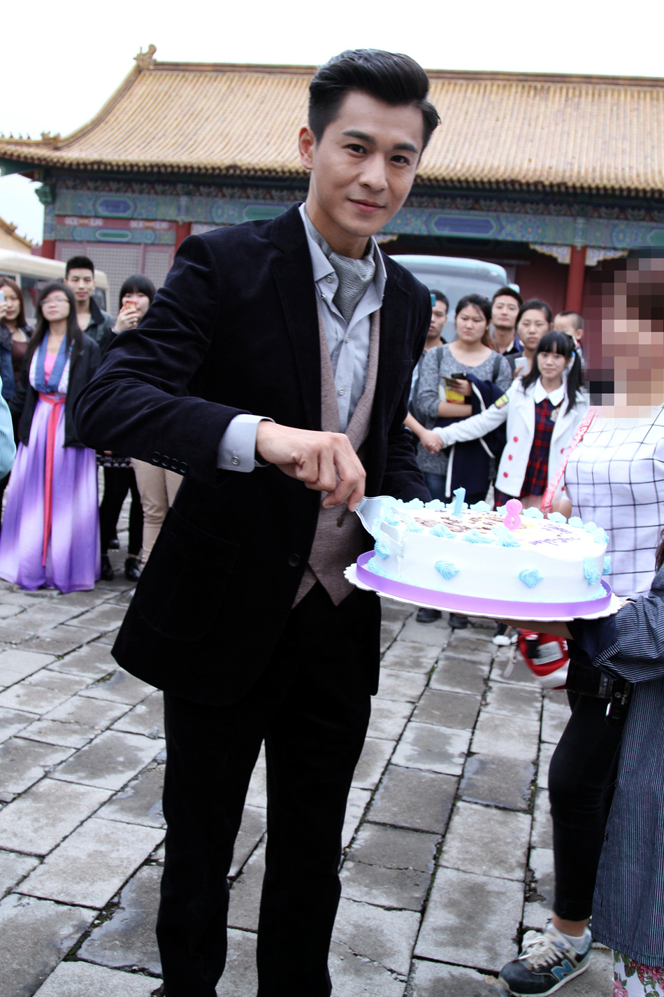 乔振宇剧组过生日自掏腰包豪请15桌粉丝