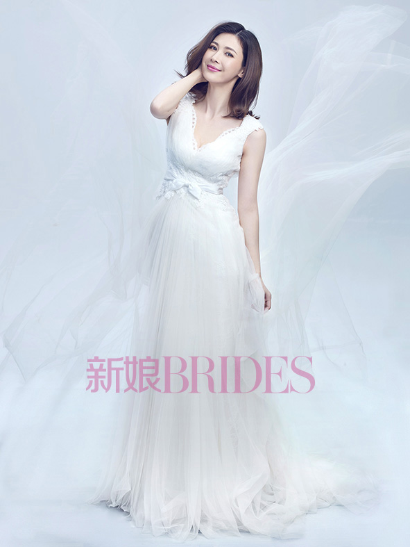 童蕾披婚纱登封面 甜美笑容娴静幸福惹人羡