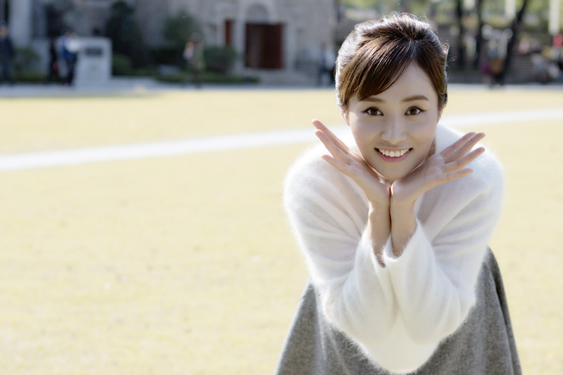 亓肖肖沐浴阳光草地 最新写真气质脱俗