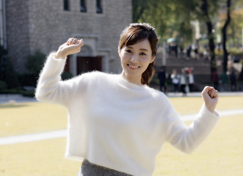 亓肖肖沐浴阳光草地 最新写真气质脱俗