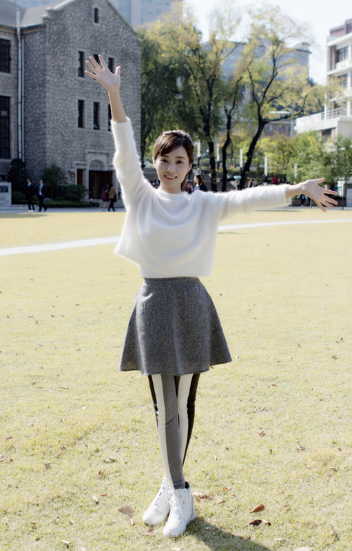 亓肖肖沐浴阳光草地 最新写真气质脱俗