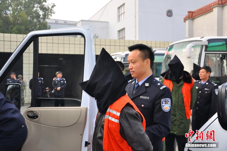 湖北枝江百余在押人员转押 百余警力武装上阵