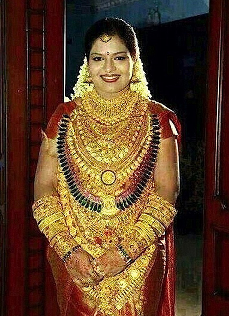 印度土豪嫁女黄金首饰压身 警察出动保驾(组图)