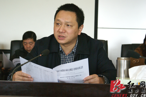 图为县委常委,常务副县长杨映林在会上宣读有关文件.何曙光 摄