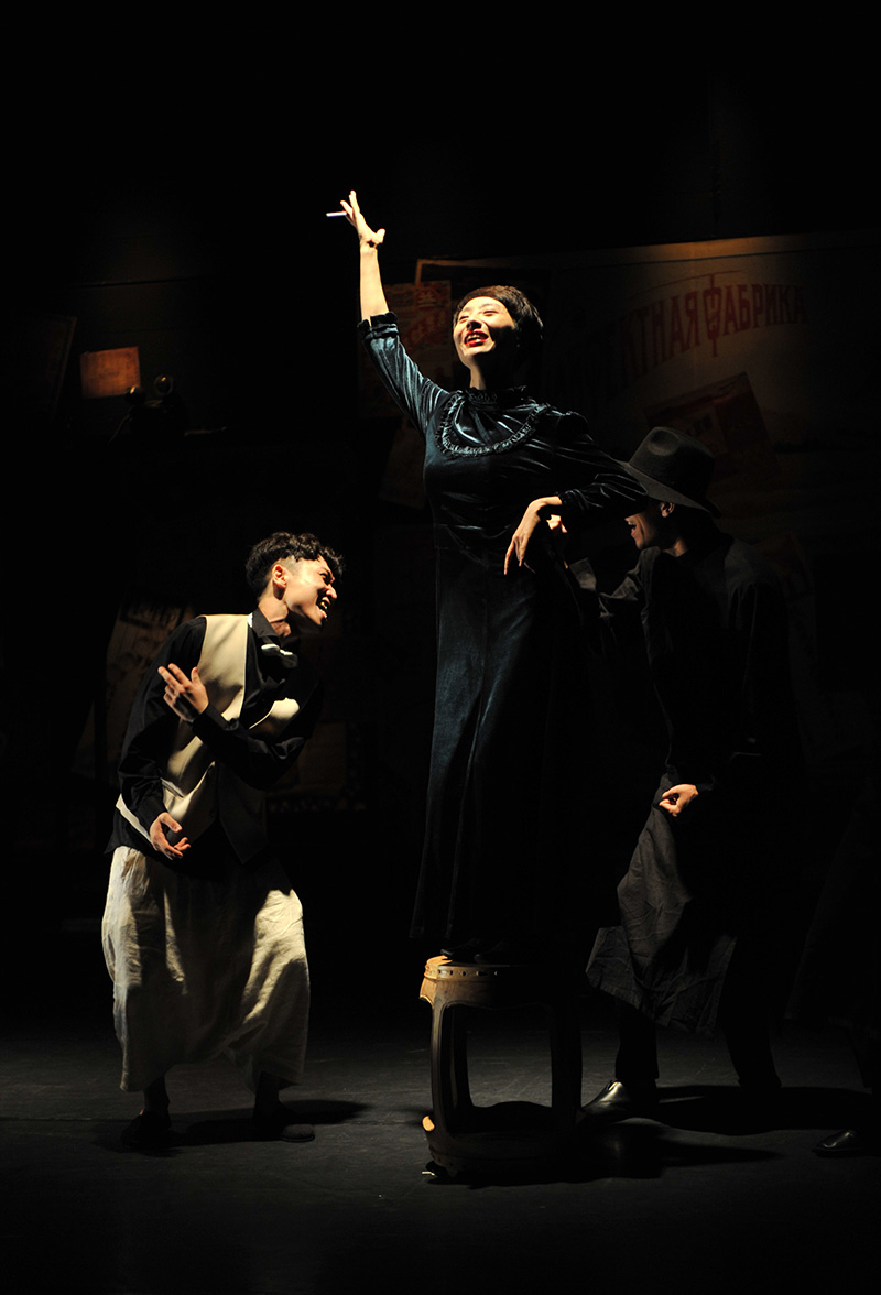 《醉生梦死》剧照首富寻女)由圆核舞台剧出品话剧《醉生梦死》将于12