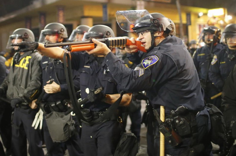 纽约"锁喉"案示威变暴力冲突 警察被砖头砸伤(组图)