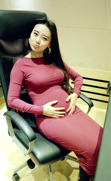 36岁爱戴孕后上围激增穿紧身裙透出内衣图