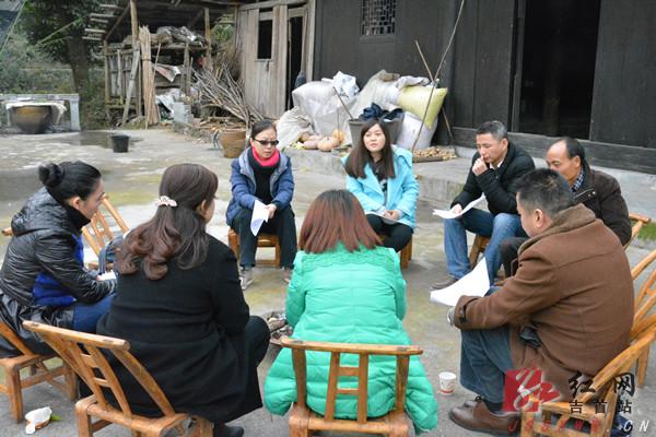 吉首市工商联"同心工程"小组代表来到乾州街道大庭村,己略乡夯坨村