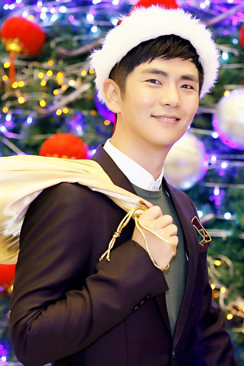 张晓龙圣诞大片被赞"最童颜"圣诞老人(图)