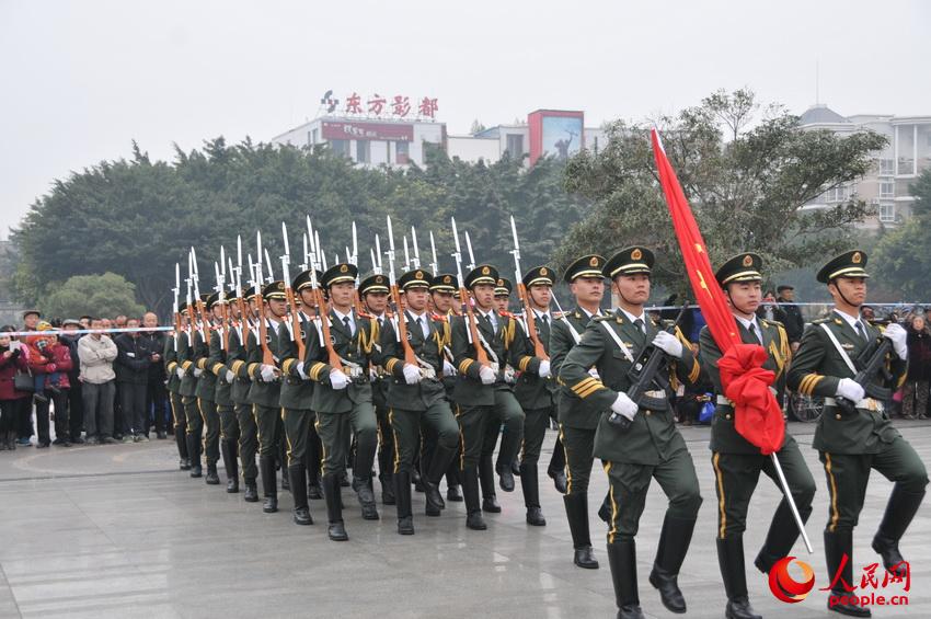 国旗护卫队训练扛旗图片