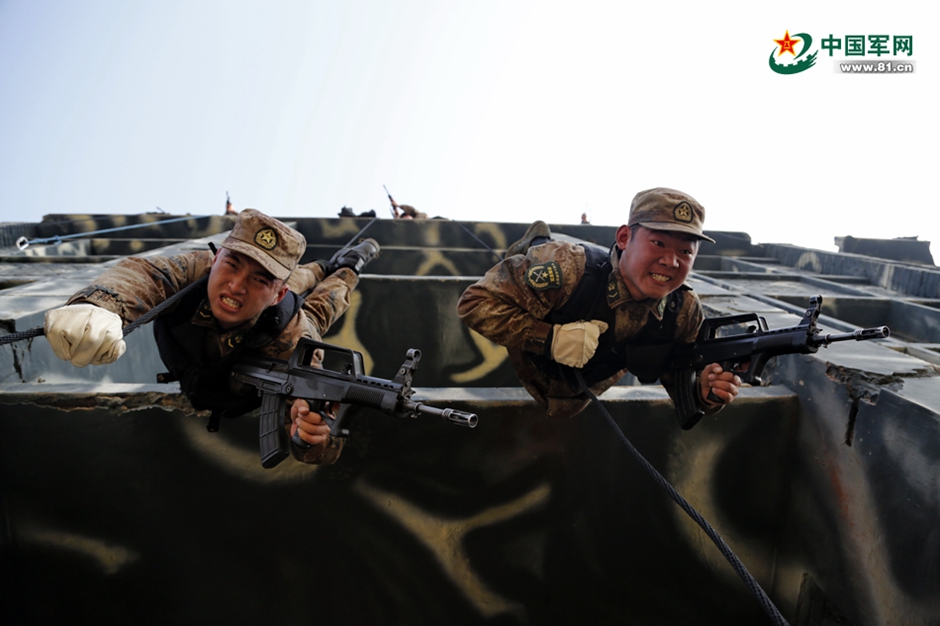 解放军特战旅打造反恐尖兵 持枪飞身下楼