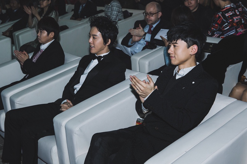 张杰与好友李云迪共同出席公益典礼