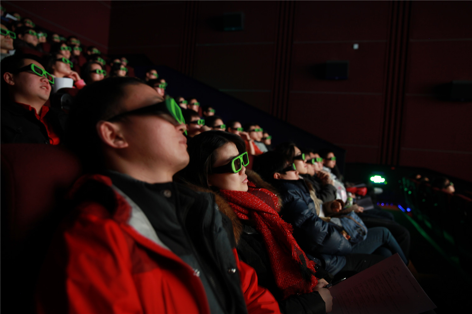 观众全神贯注的欣赏电影