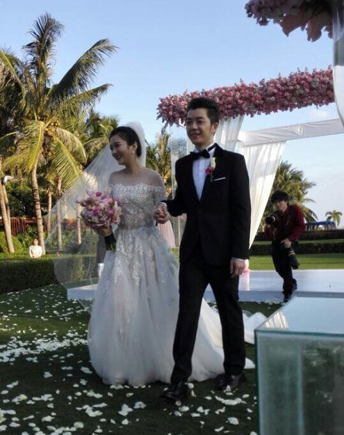 王栎鑫牵新娘吴雅婷亮相.