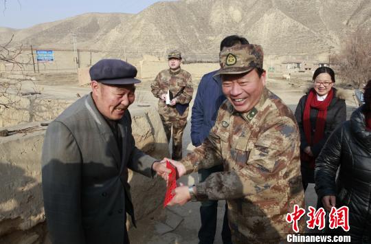 赵春 摄兰州军区政治部副主任姚永良慰问贫困户.