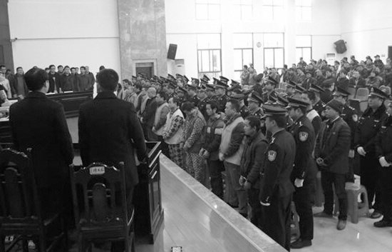 2月9日,湘西土家族苗族自治州中级人民法院对龙贤江等27名被告人涉黑