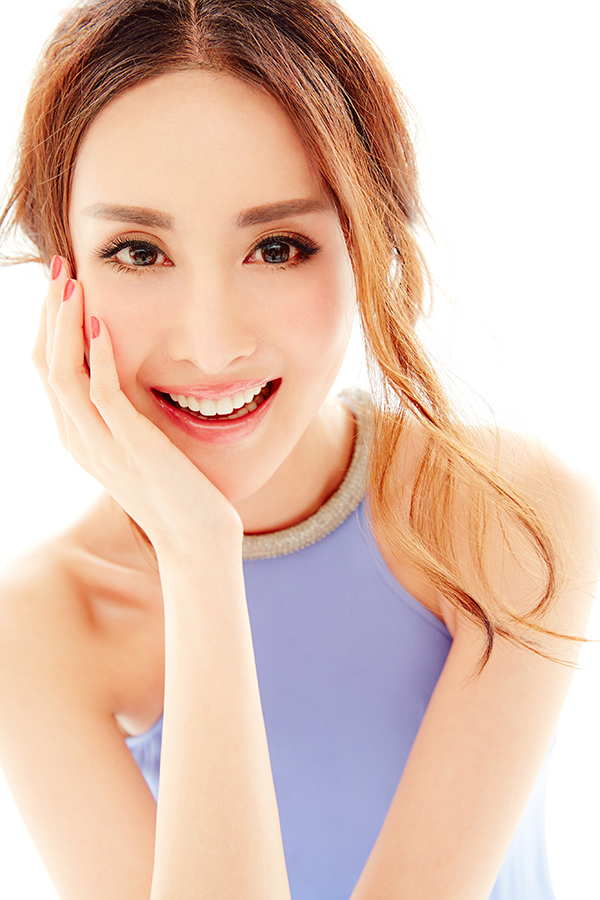 王若心曝清新写真 飘逸蓝裙纯真优雅