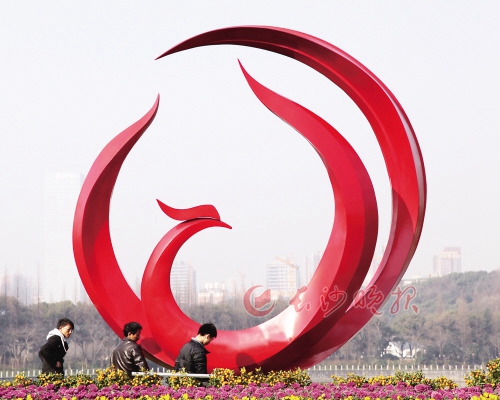 火凤凰亮相烈士公园