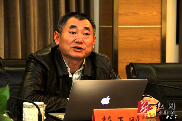 彭正刚:2015年龙山县工作要走稳步迈大步早一步高半步