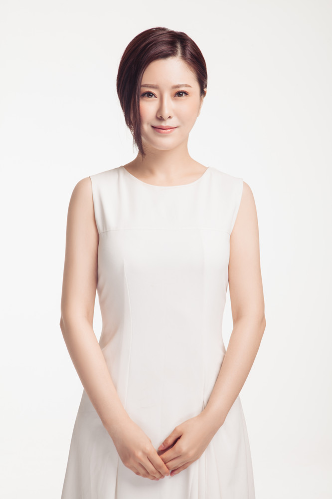 文静携素雅白衣出镜轻抚裙摆笑容迷人