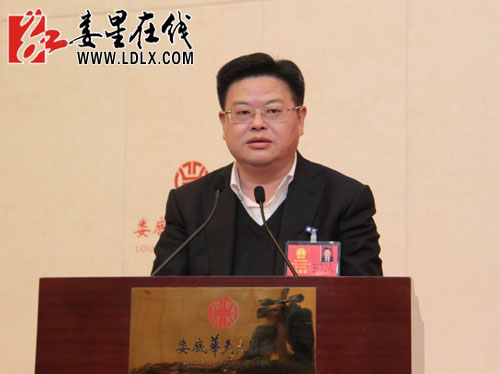 娄星区委副书记,区长黄大生代表区人民政府在区九届人大三次会议上作