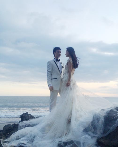 "安陵容"陶昕然晒海边婚纱照 夫妻深情对望