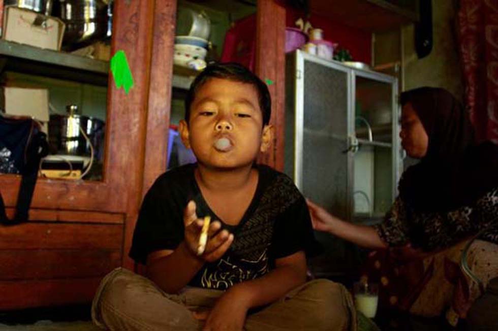 印尼7岁小烟民每天吸16支烟 烟龄已4年