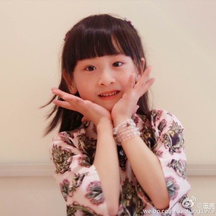 田亮晒森碟俏皮9连拍为女儿庆祝生日