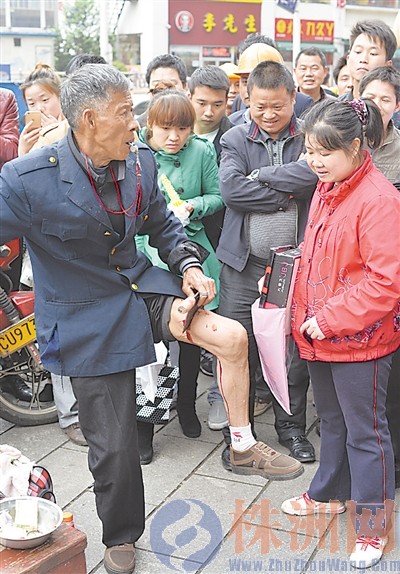 卖艺人街头自残?"障眼法"而已(图)