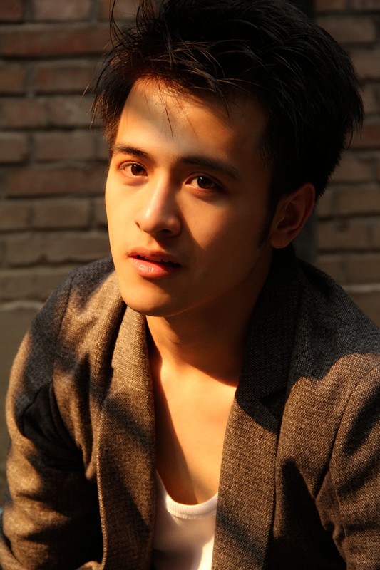 应岱臻光影写真曝光怒刷颜值展鲜肉魅力