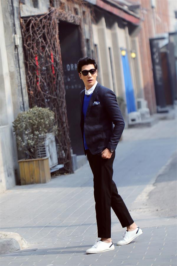 《中韩时尚王》开播 张亮金钟国上演最强"体力战"