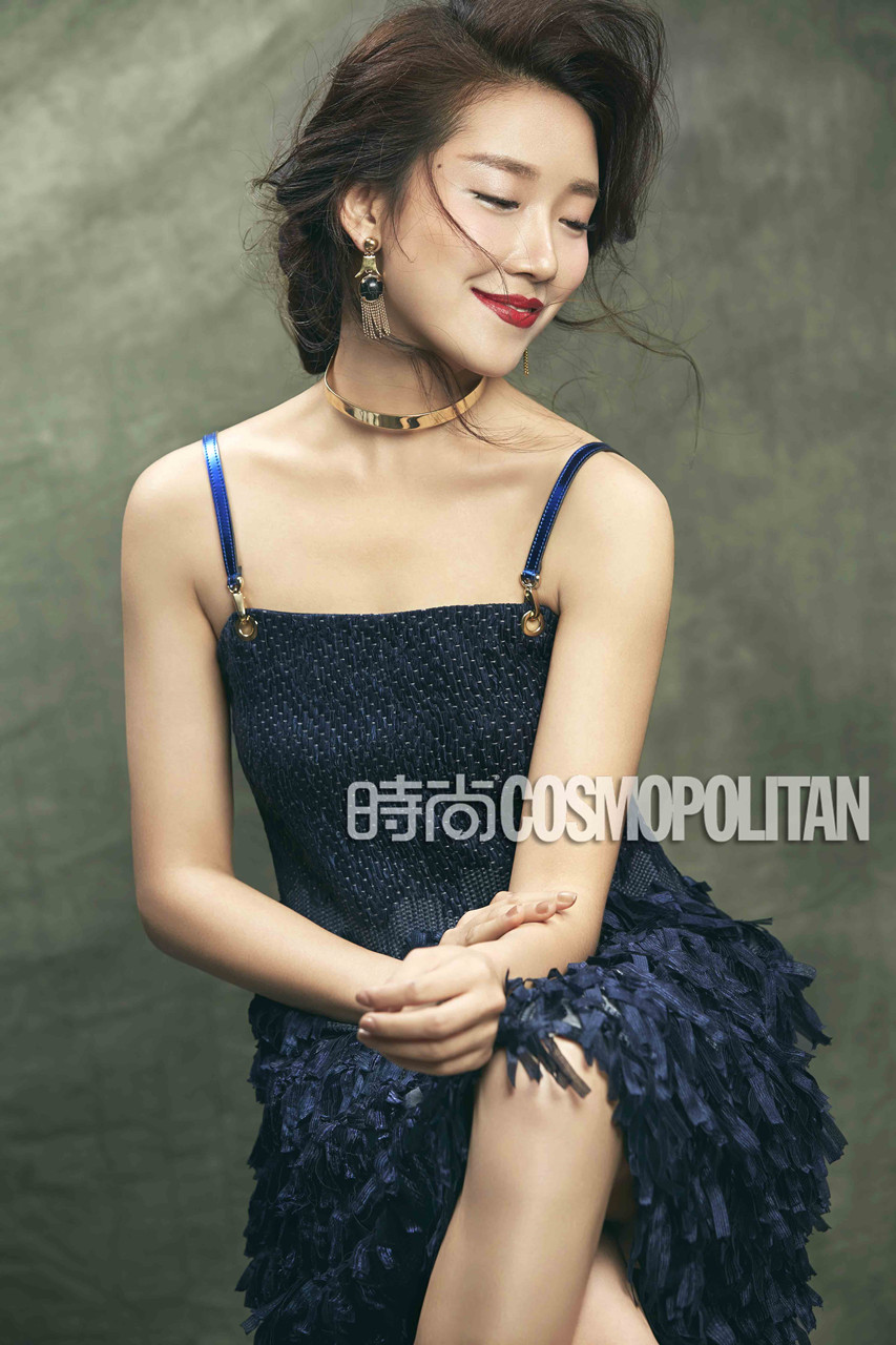 菅韧姿时尚写真曝光亲和温婉演绎轻熟女风采
